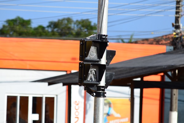 Prefeitura instala novo semáforo no centro do agreste em Laranjal do Jari.